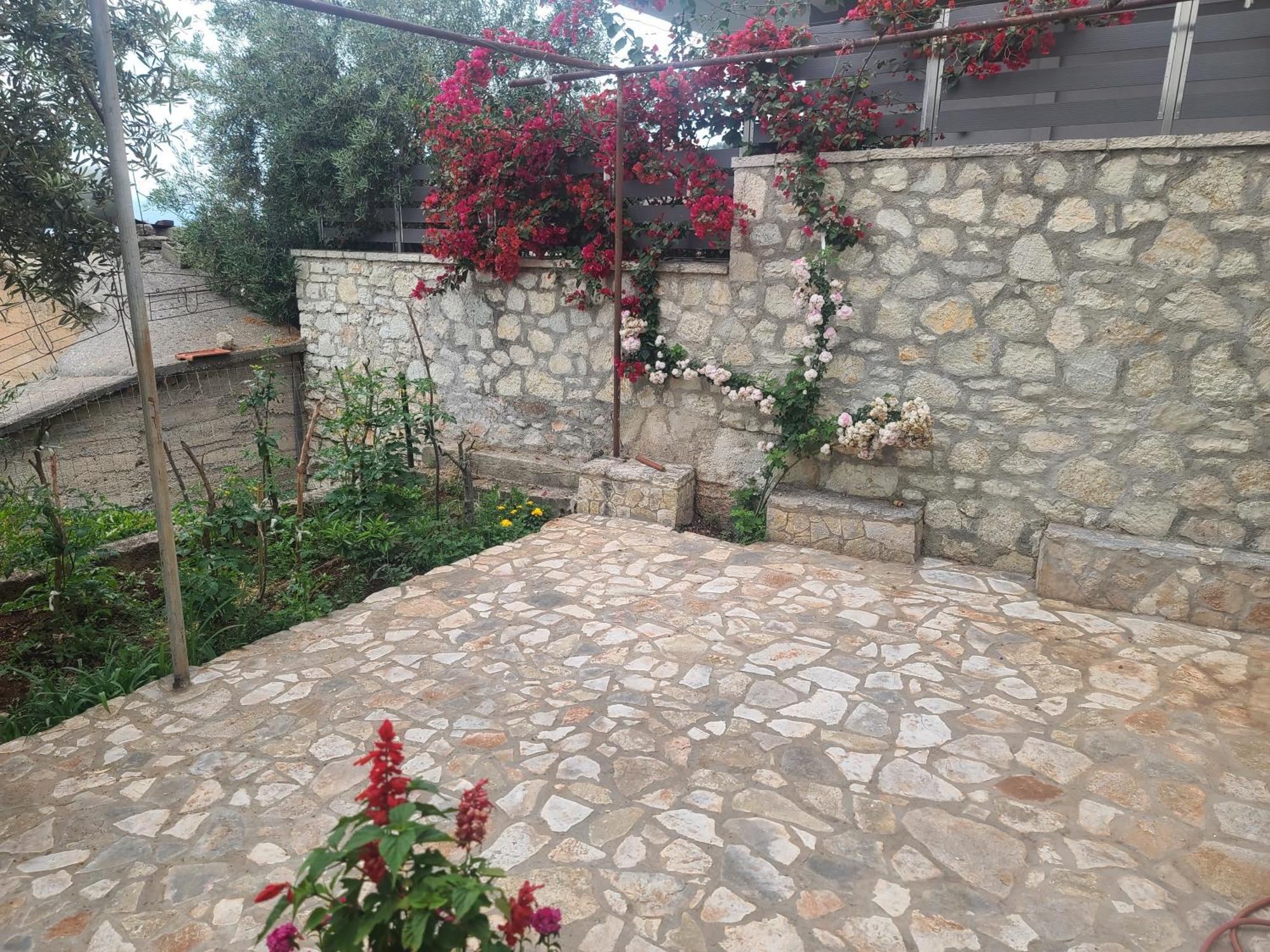 Hillside Garden Apartament Sarandë Rum bild